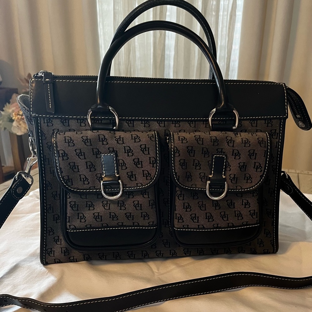 Black and gray Dooney&Bourke tote w/shoulder strap.